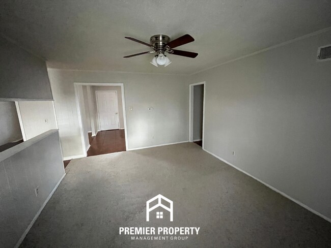 Building Photo - Spacious 3BR Memphis Home with Hardwood Floors, Dual Dining Areas & Fenced Yard