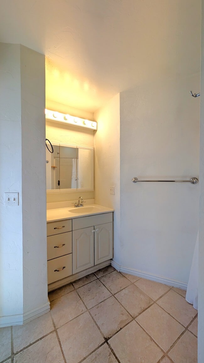 Building Photo - 1514 N Elaine Way