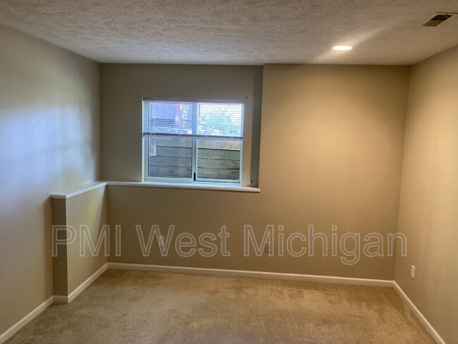 Building Photo - 2673 Woodmeadow Dr SE
