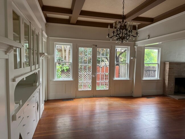 Building Photo - 1364 N Wilson Ave