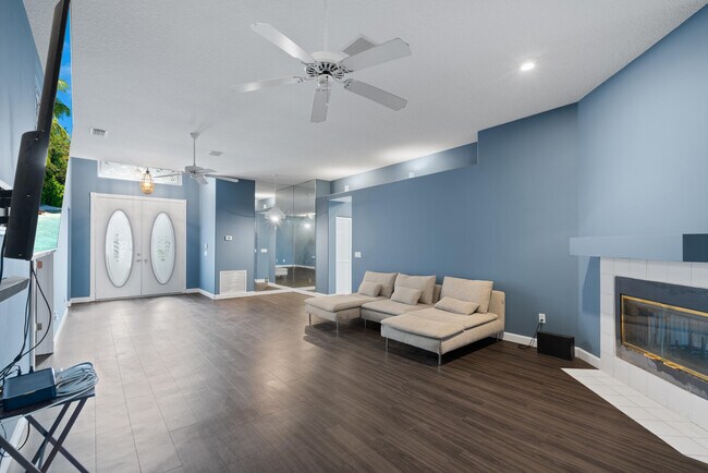 Building Photo - 582 Montevina Dr