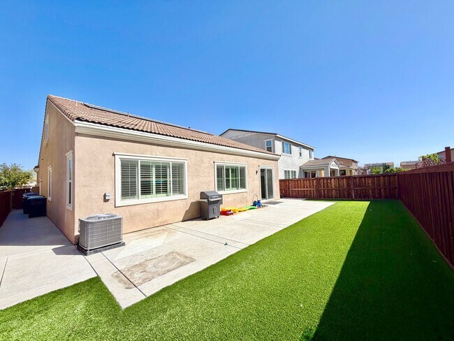 Building Photo - Spacious Heritage Lake Home with Solar & Main-Level Primary Suite