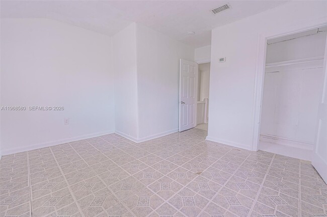 Building Photo - 528 SW 21st Ave