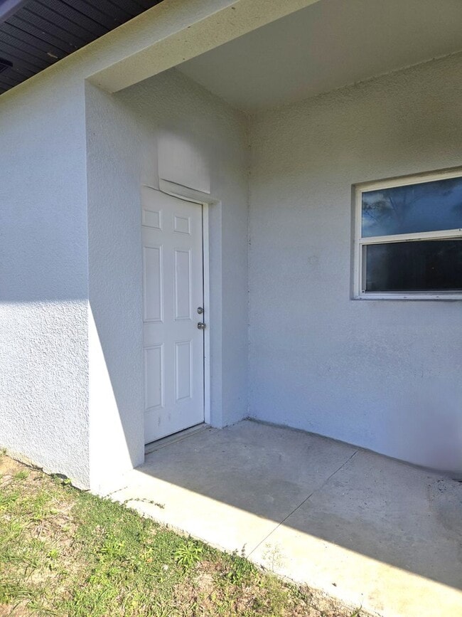 Building Photo - Must SEE- 3/2/1 single family home- South Lehigh Acres