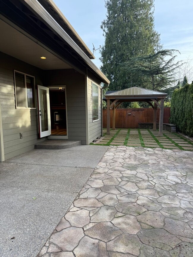 Building Photo - Goregous 5 Bedroom Home! Great Location! Vaulted Ceilings! Fenced Yard! 3- Car Garage & More!