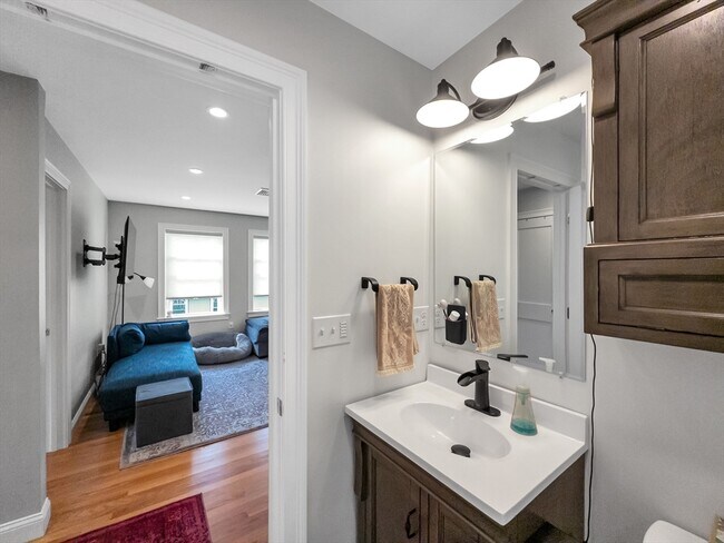 Building Photo - 19 Iona St