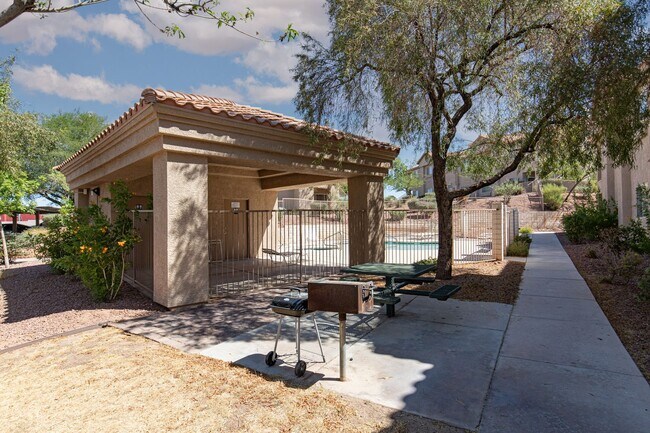 Building Photo - Move-in ready ground-floor 2 bed, 2 bath