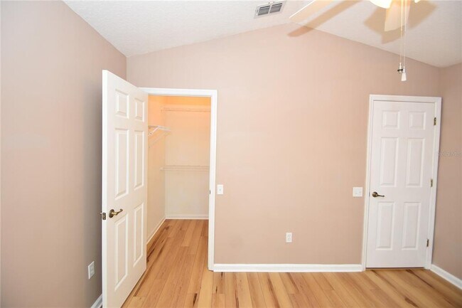 Building Photo - 11 Deerfield Ct