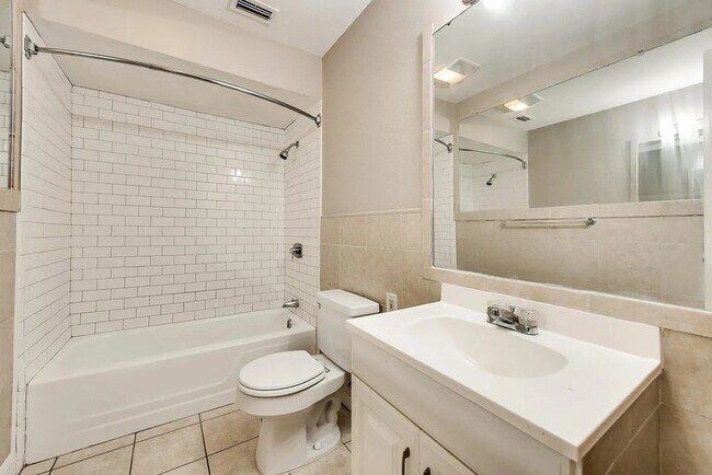 Building Photo - 202 S Willomet Ave