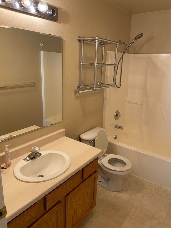 Building Photo - 4 Bed 2 Ba Home- Walking Distance to Emily Dickinson Elementary