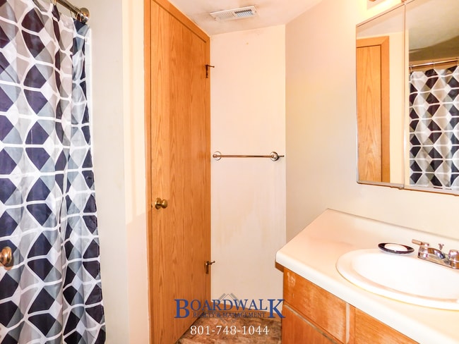Building Photo - Charming 1-Bedroom Gem