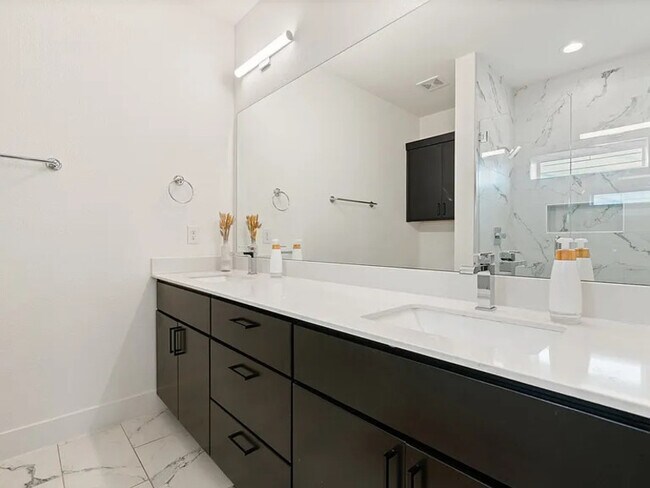 Building Photo - 2825 Townsend Dr