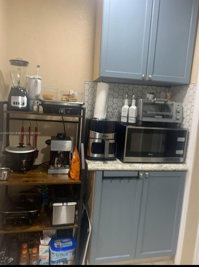 Building Photo - 570 W 46th Pl