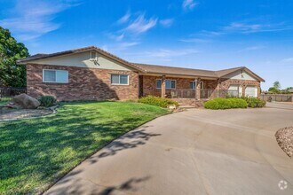 Building Photo - Charming Ranch Farmhouse in St. George – S...