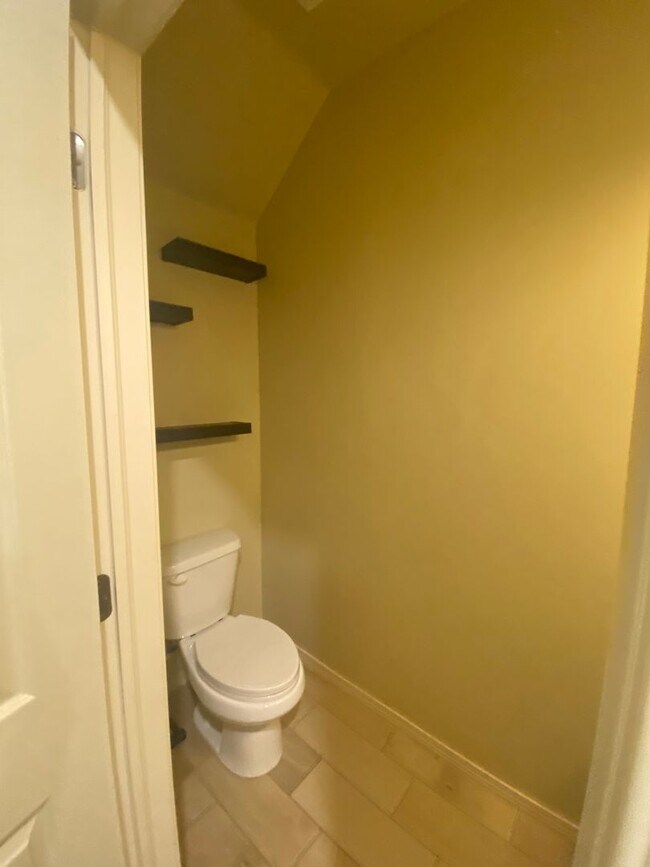 Building Photo - Beautiful 3 Bedroom 2.5 Bathroom House Ava...