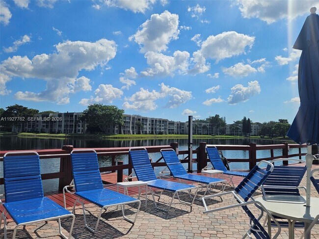 Building Photo - 9450 Poinciana Pl