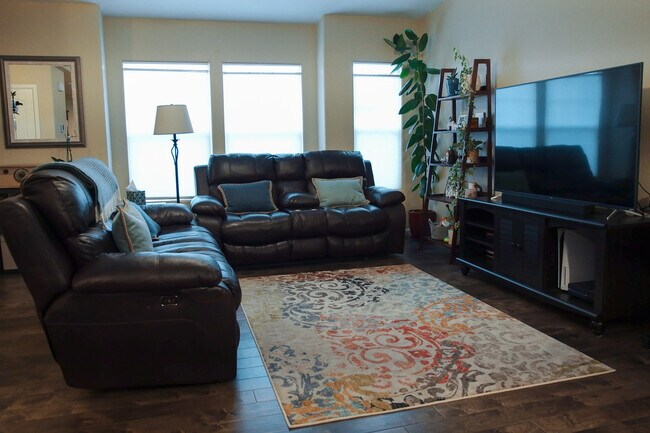 Living Room - 5644 Shamrock Hts