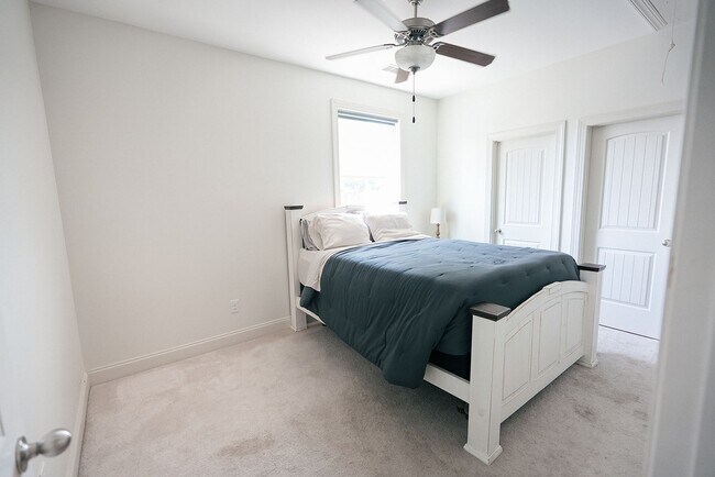Building Photo - 3855 Academy Dr