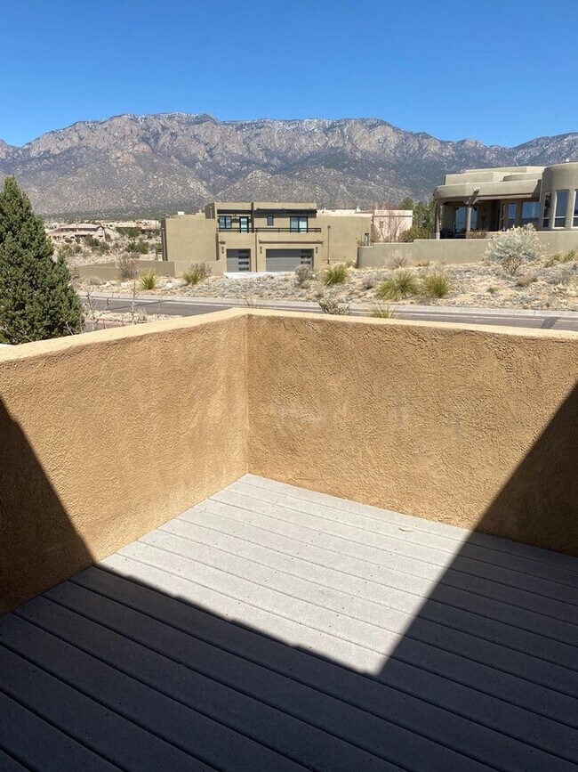 Building Photo - Beautiful 4 bedroom 3.75 bath in gated com...