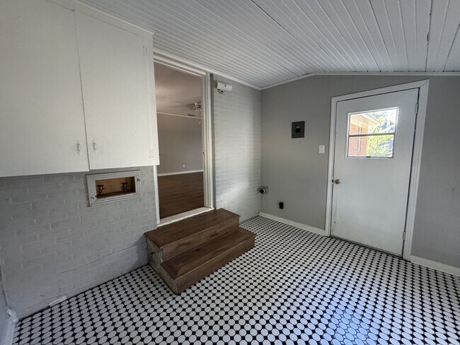 Building Photo - 1019 Brooksy St