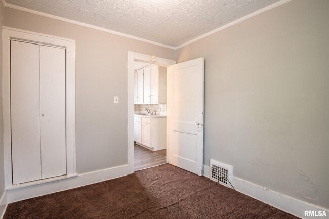 Building Photo - 4515 Drake Dr