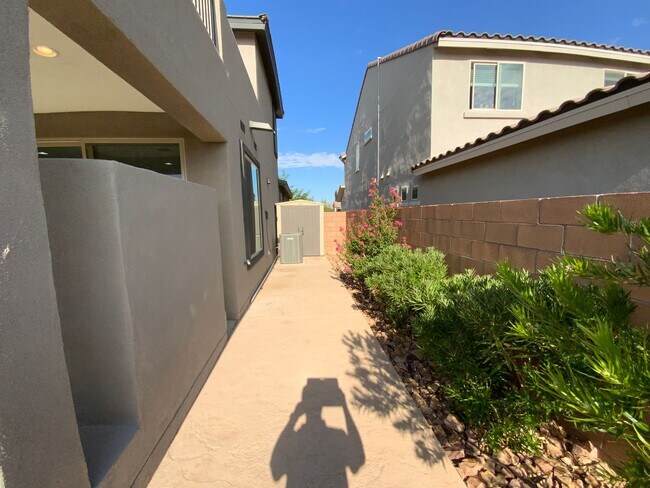 Building Photo - 5 Bedroom Luxury Home Available Near Louis...