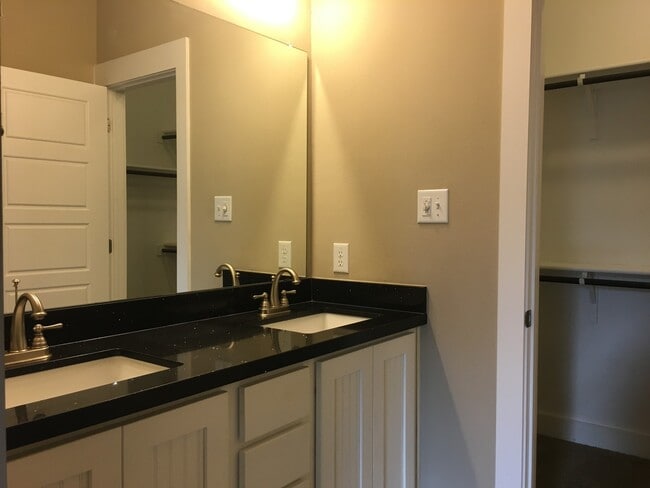 Building Photo - BEAUTIFUL TOWNHOUSE IN CRESTVIEW