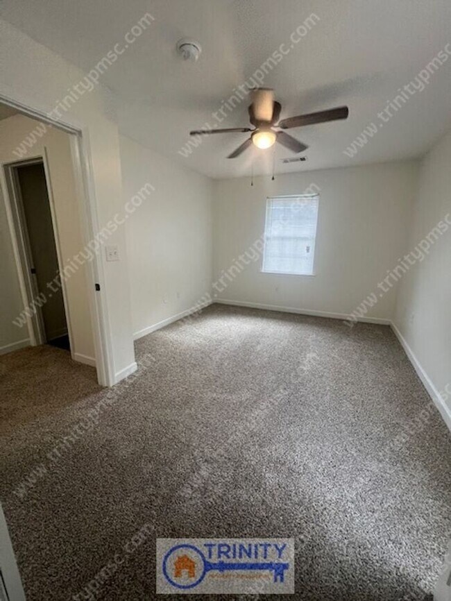 Building Photo - Cute TWO STORY Town Home!