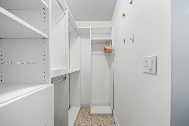 Building Photo - 930 N 11th Ct