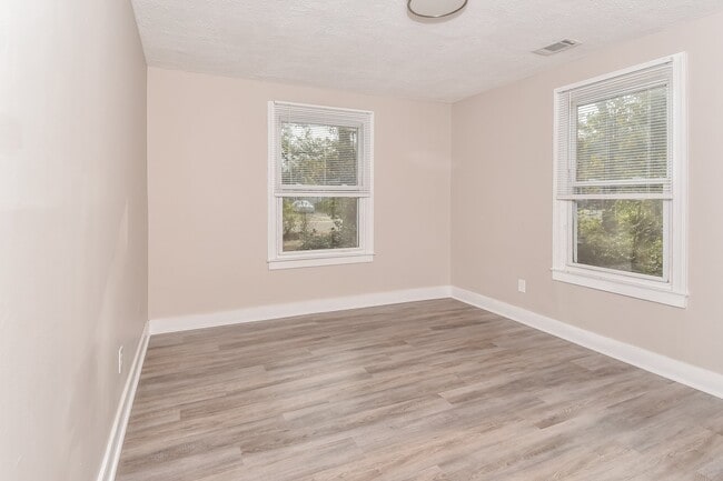 Building Photo - 2117 Roosevelt Dr