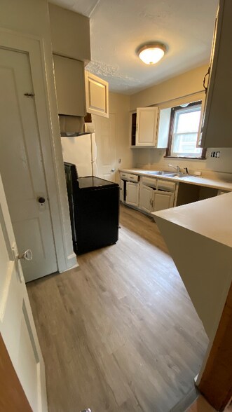 Building Photo - 1153 Roslyn Ave SW