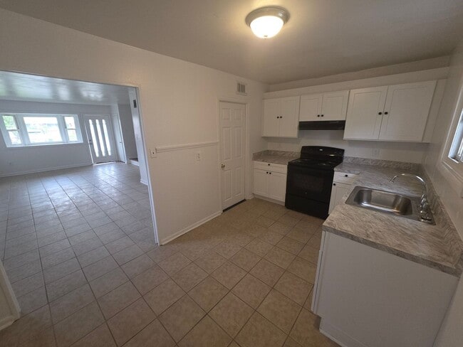 Building Photo - 66 Thorn Ln