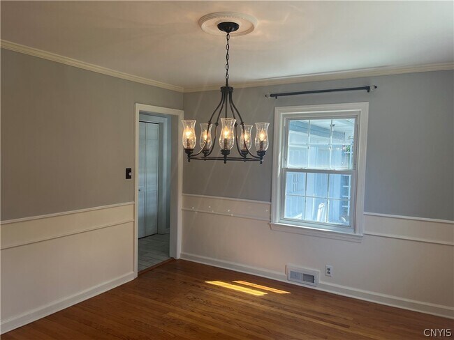 Building Photo - 10 Ely Dr