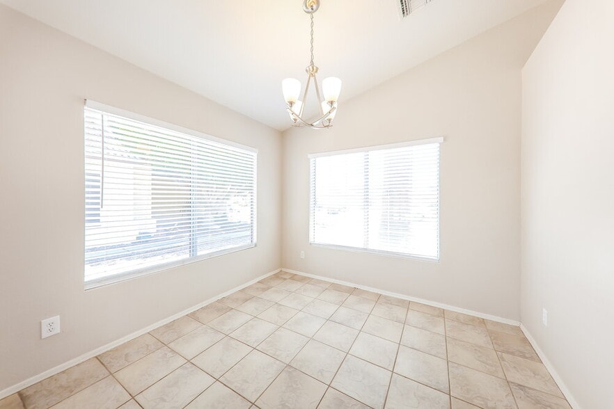 Building Photo - 2214 E Aire Libre Ave