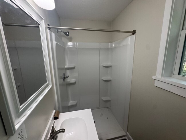 Building Photo - Adorable home in heart of Thomson