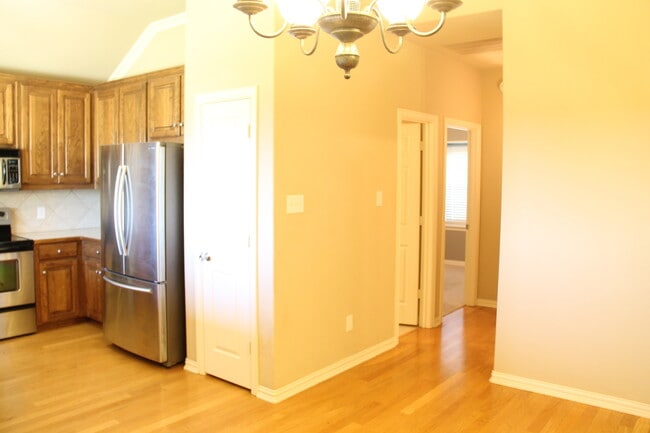 Building Photo - 191 Aster Dr