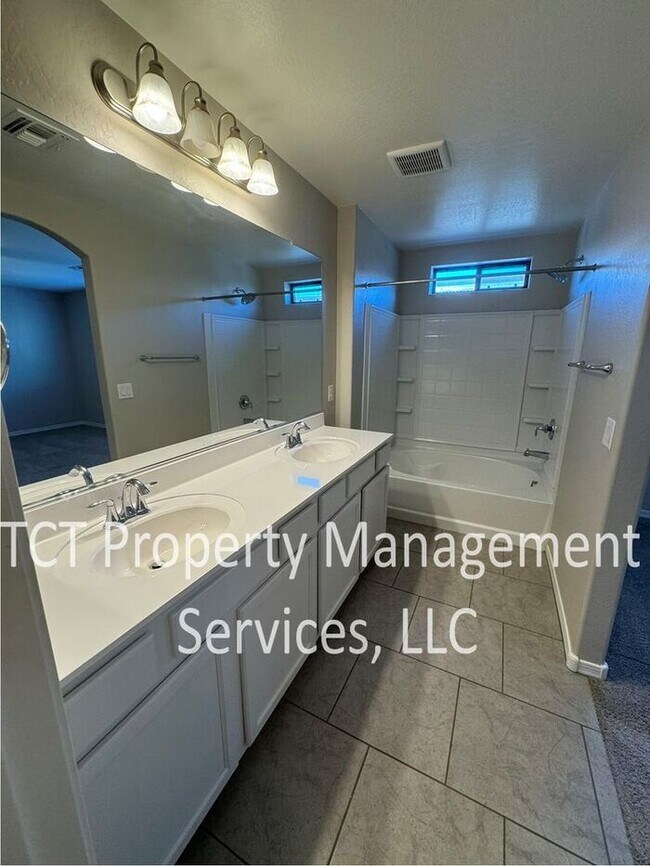 Building Photo - Updated and Low-Maintenance Townhome in Mesa!