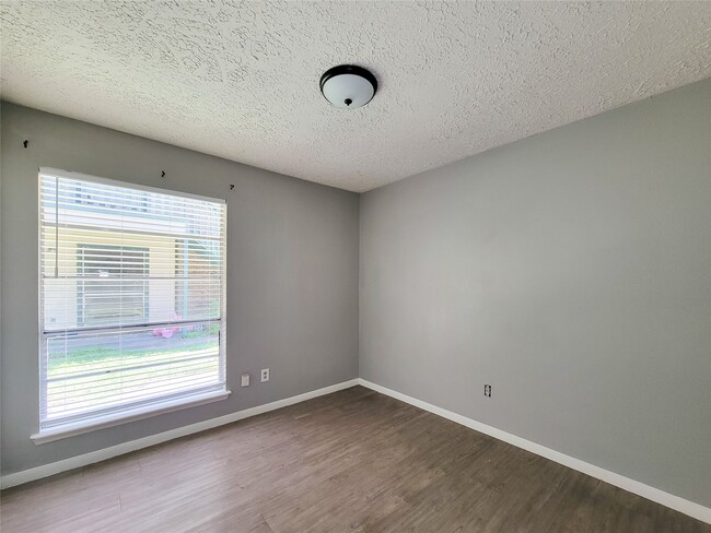 Building Photo - 13611 Ravensway Dr
