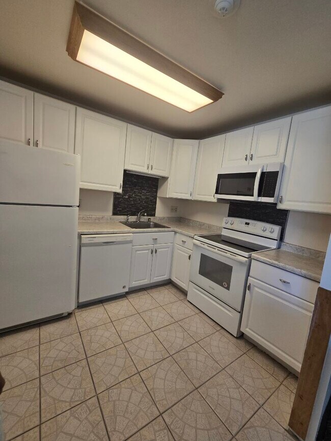 Building Photo - 9020 N Park Plaza Ct