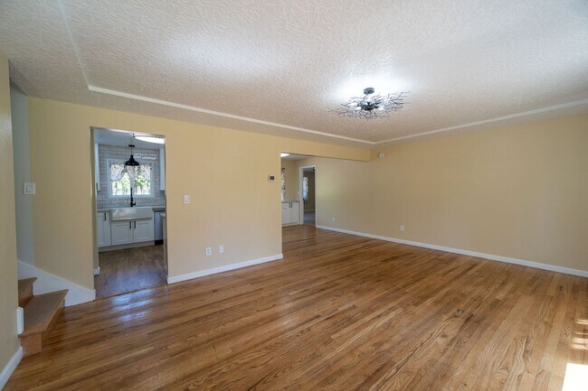 Building Photo - Rare 6 Bedroom Country Ranch Home – Dream Come True!