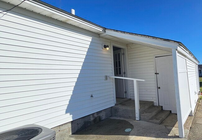 Building Photo - 811 17th Ave