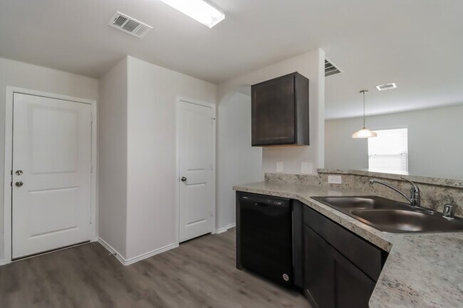 Building Photo - 213 Pronghorn Dr