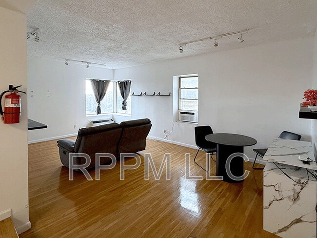 Building Photo - 19-31 Lyons Ave #612