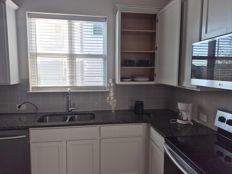 Building Photo - Room in Townhome on Leo Ln