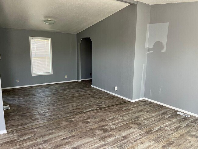 Building Photo - 619 Jessica Ln