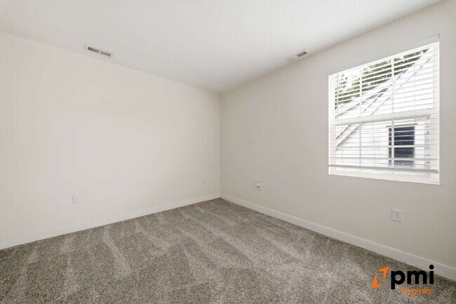 Building Photo - 4 BEDROOM 2 BATH RENOVATED HOME IN NORFOLK, PETS ACCEPTED