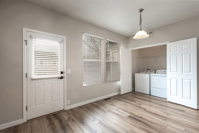 Building Photo - Stunning Townhouse for Rent