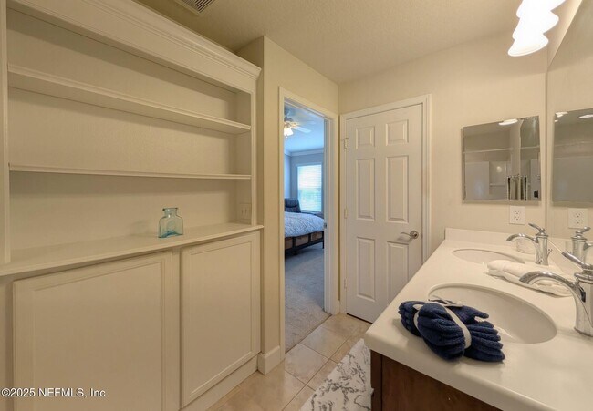 Building Photo - 6846 Roundleaf Dr