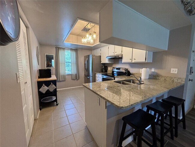 Building Photo - 204 Meadow Ln
