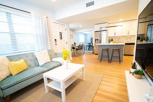 Building Photo - Chic & Stylish  Central location